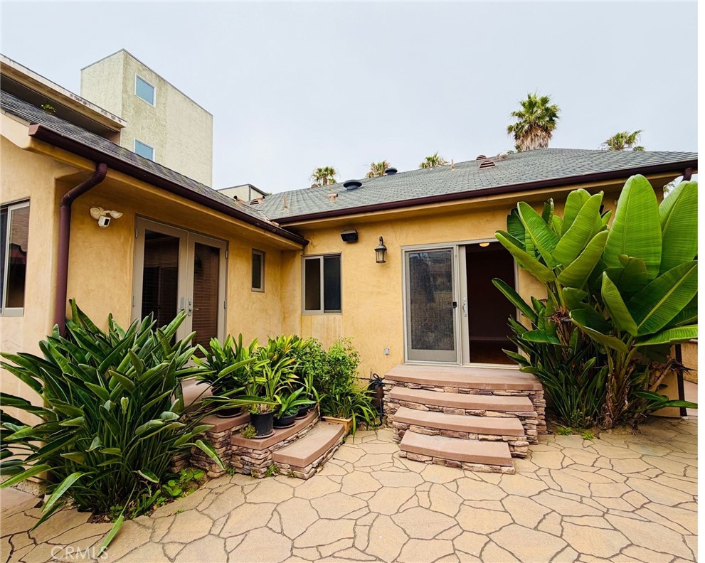 Flagstone courtyard at 116 Termino with native landscaping